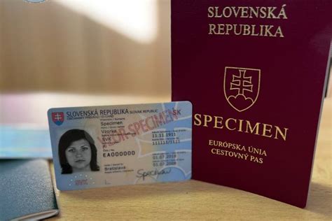 Ilustračná fotografia pracovníka oddelenia dokladov snímajúceho biometrické údaje.