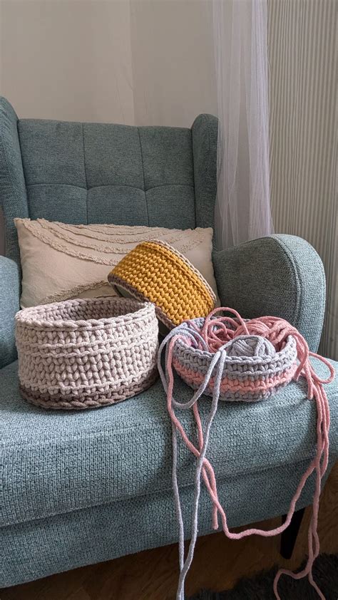 Fotografia háčkovaného košíka s dreveným dnom a vekom