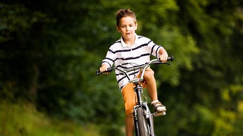 Chlapec na 16-palcovom bicykli