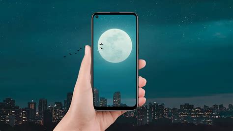 Ilustračná fotografia dieťaťa s mobilným telefónom