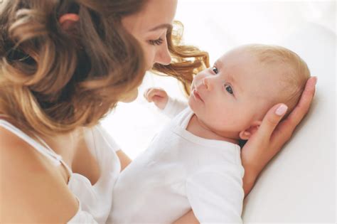 Infografika porovnávajúca dojčenie a umelé mlieko