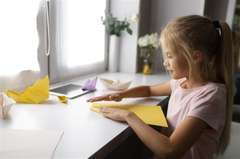 Dieťa pri písacom stole