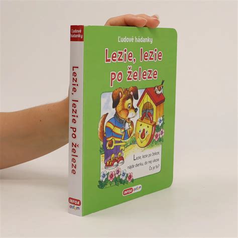 Dieťa lezie po preliezkach