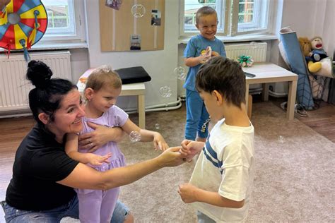 Dieťa rozprávajúce sa s rodičom