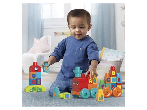 Dieťa hrajúce sa s kockami