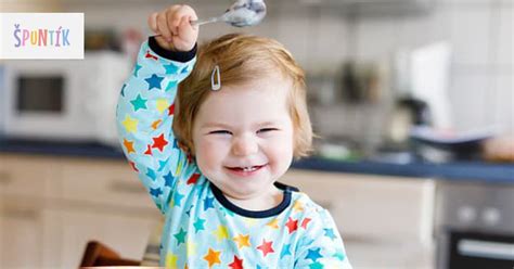 dieťa hádže jedlo na zem