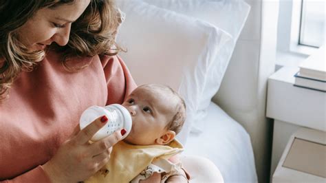 Ilustrácia dojčenia a umelého mlieka