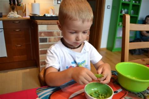 Dieťa pomáha pri príprave jedla