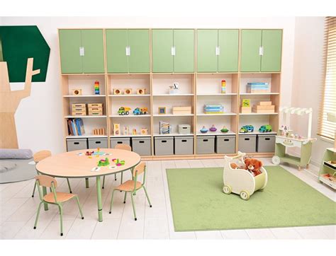 Interiér jasličiek s hračkami a detským nábytkom