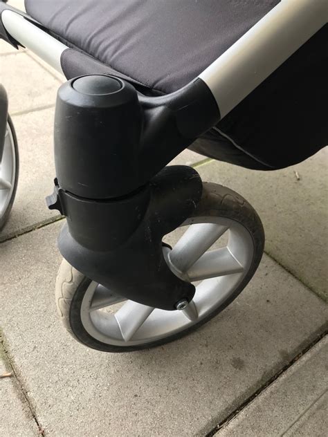 Detail predných a zadných kolies kočíka s tlmičmi a brzdami