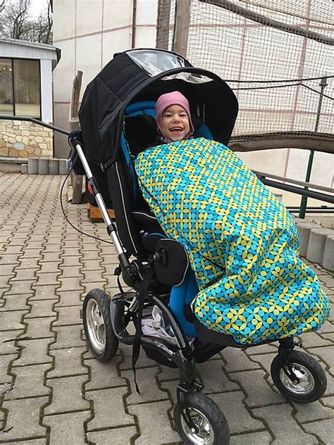 Detailné zábery kolies a bŕzd rehabilitačného kočíka