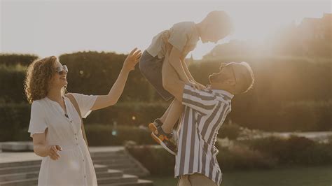 Rodina tráviaca spoločný čas, symbolizujúca podporu a jednotu