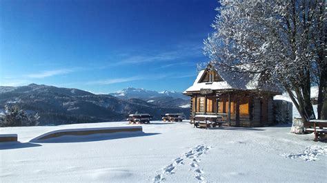 Zimná krajina s chalúpkami a snehom