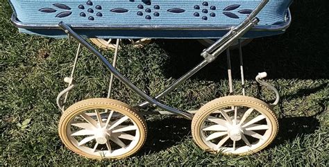 Detail nafukovacieho kolesa retro kočíka