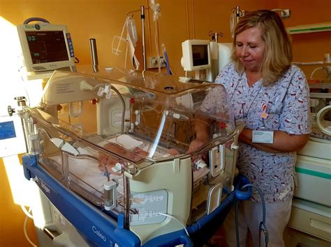 ilustrácia nedonoseného bábätka v inkubátore