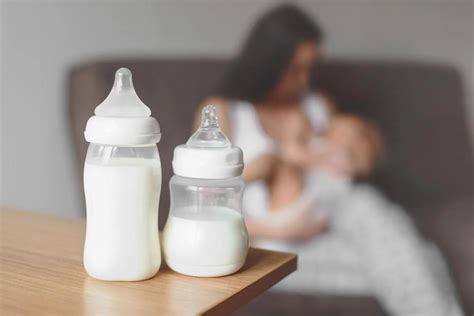 Dieťa pije materské mlieko z fľaše