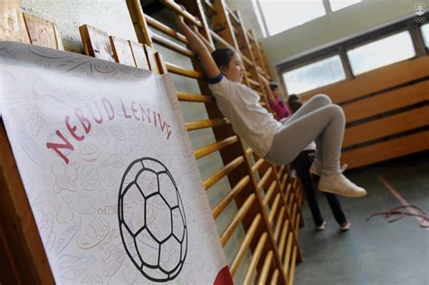 Ilustrácia zobrazujúca rôzne úrovne fyzickej aktivity u detí.