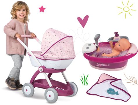 deti hrajúce sa s hlbokým kočíkom pre bábiky