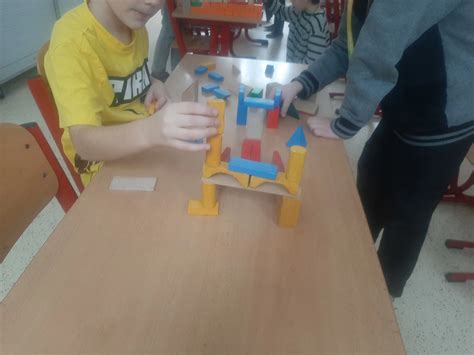 Deti stavajú vežu z drevených kociek
