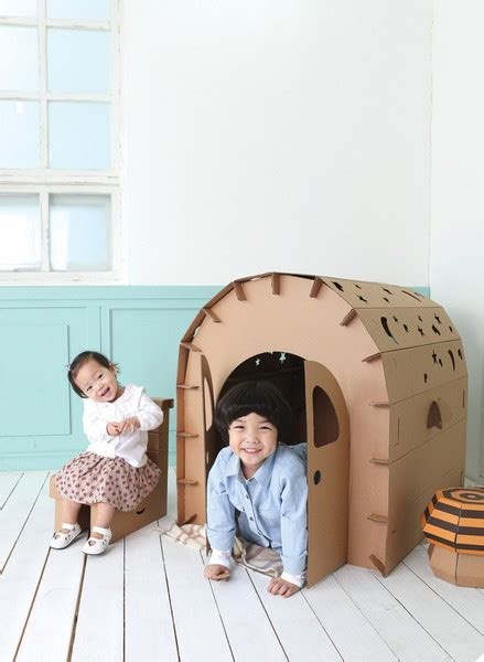 Deti preliezajú tunel z kartónových krabíc