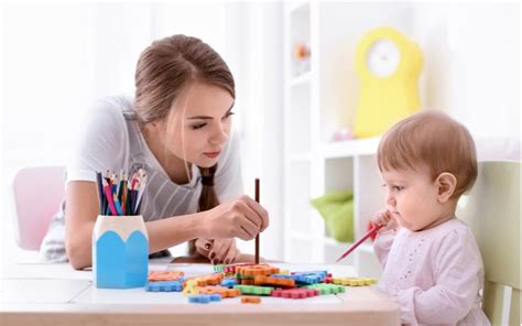 Rodič hrá hru na skrývačku s dieťaťom