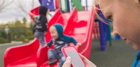 Dieťa hrá na hrncoch a vareškách