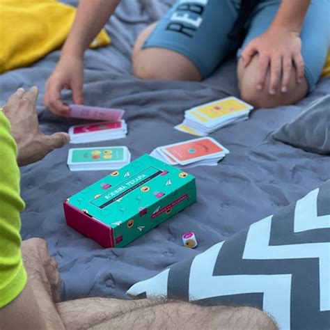 Deti hrajú kartovú hru s držiakom na karty