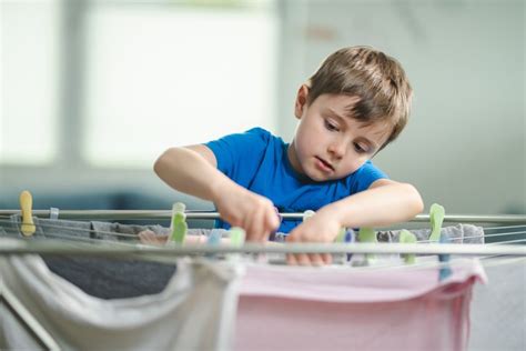 Dieťa pomáha s domácimi prácami