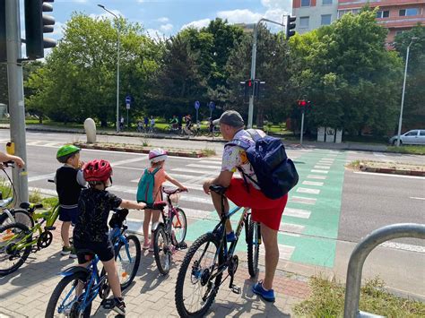 Ilustrácia dieťaťa jazdiaceho na bicykli s rodičom