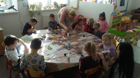 Deti hrajúce sa v záhrade materskej školy