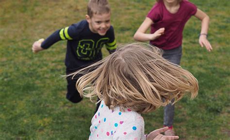 Deti sa hrajú s učiteľkou vonku