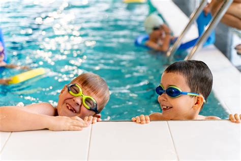 Deti sa učia plávať