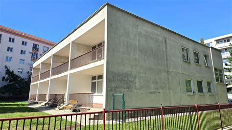 Fotografia budovy európskej inštitúcie s označením jaslí.