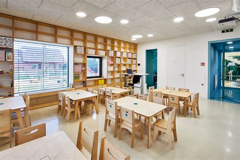 interiér triedy materskej školy s modernými pomôckami