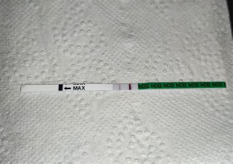 Muž drží v ruke tehotenský test