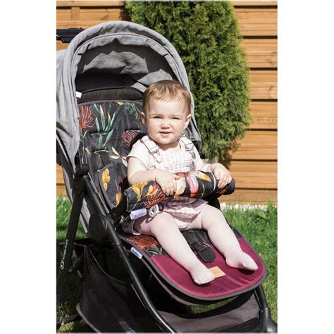 Detaily športového kočíka - kolesá, brzdy, pásy