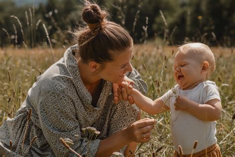 Rodina vyberá oblečenie na fotenie