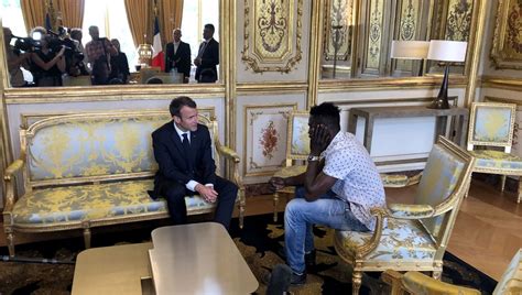 Emmanuel Macron podáva ruku Mamoudou Gassama