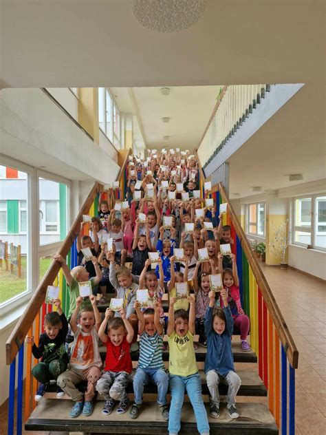 Deti rôzneho veku zapojené do rôznych aktivít, ktoré naznačujú nadanie (matematika, umenie, veda).