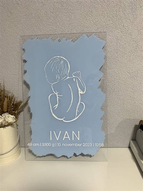 Detaily personalizovanej drevenej dekorácie pre bábätko