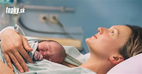 Rodina vítajúca novonarodené dieťa