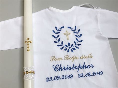 Symbol krstu - krstná svieca a biela košieľka