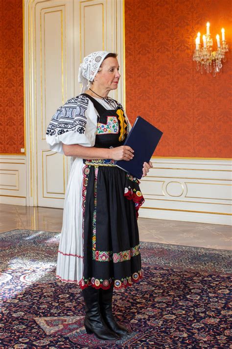 Ilustrácia tehotnej ženy v tradičnom slovenskom kroji