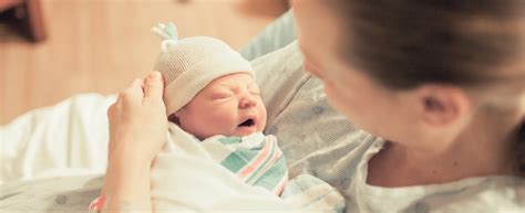 Ošetrovateľka sa stará o novorodenca