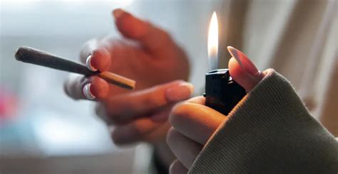 Cigareta z marihuany. Ilustračná fotografia.