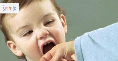 Dieťa hryzie kôrku chleba