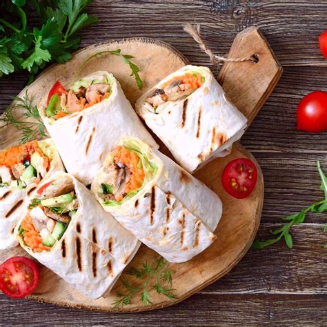 Zloženie wrapu s kuracím mäsom a zeleninou