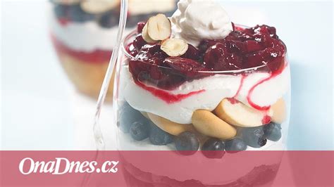 Vrstvený jogurtový pohár s ovocím a cereáliami