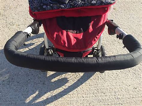 Ergonomicky tvarovaná rukoväť kočíka