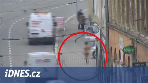 Žena dojčiaca dieťa na verejnosti